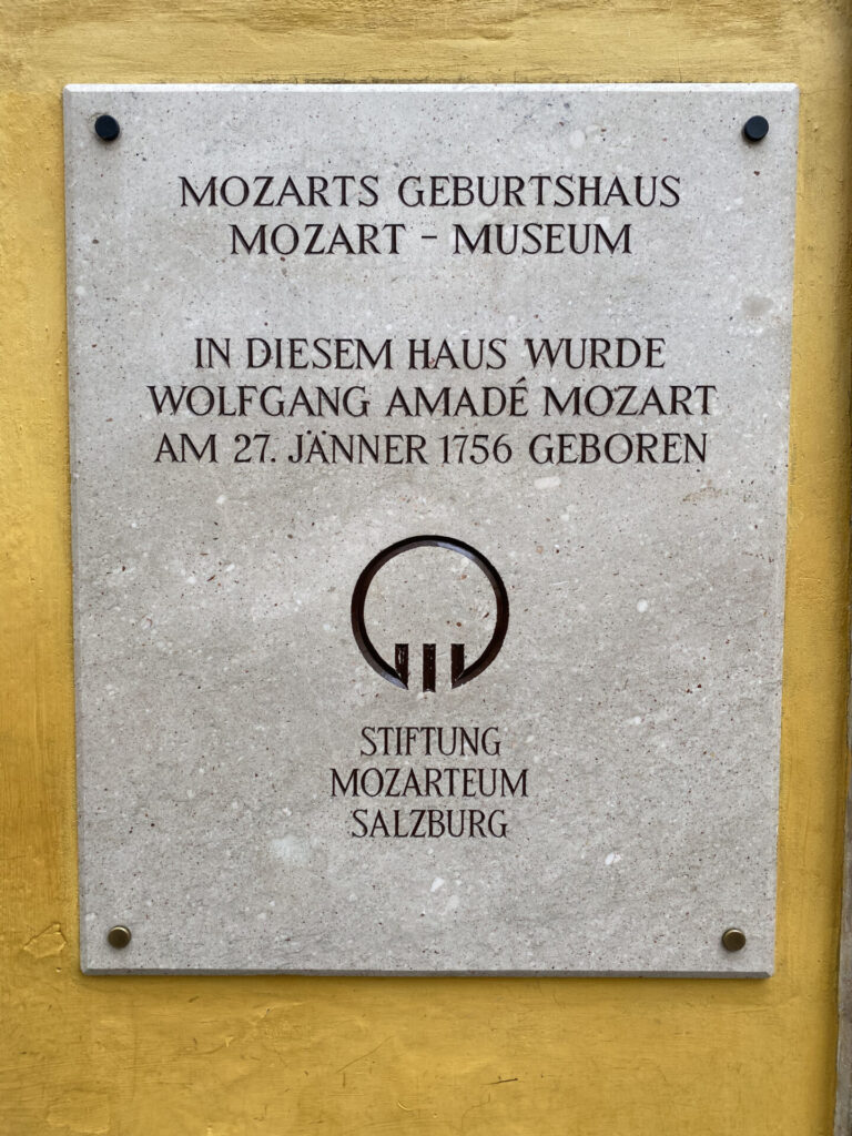 オーストリア一人旅で訪れたモーツァルトの生家の入口左側に掛けられた看板