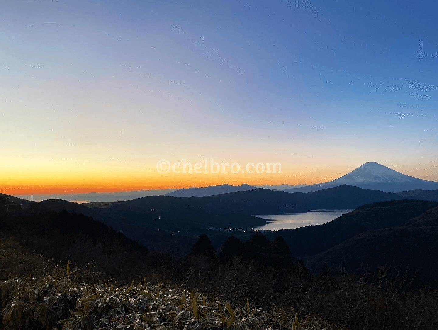 神奈川リゾートバイト：夕日に彩られた幻想的な霊峰富士と芦ノ湖