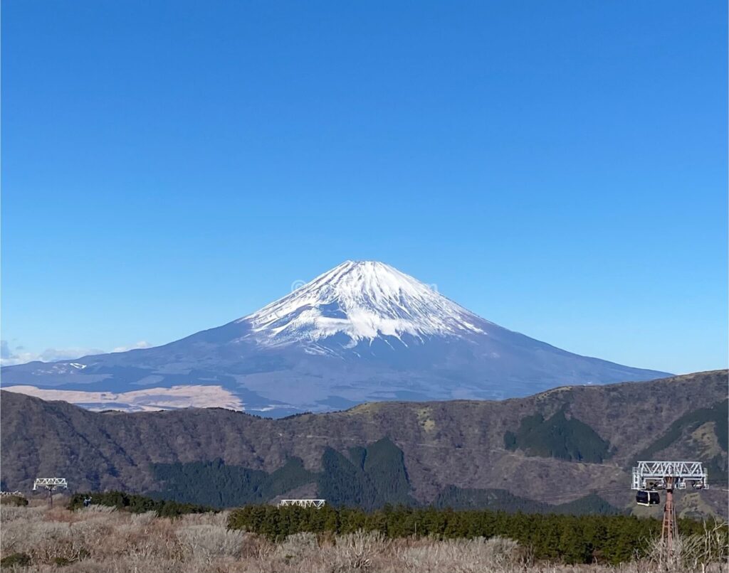 日本の象徴、箱根の大涌谷から見る雄大な富士山が広がる壮麗な風景