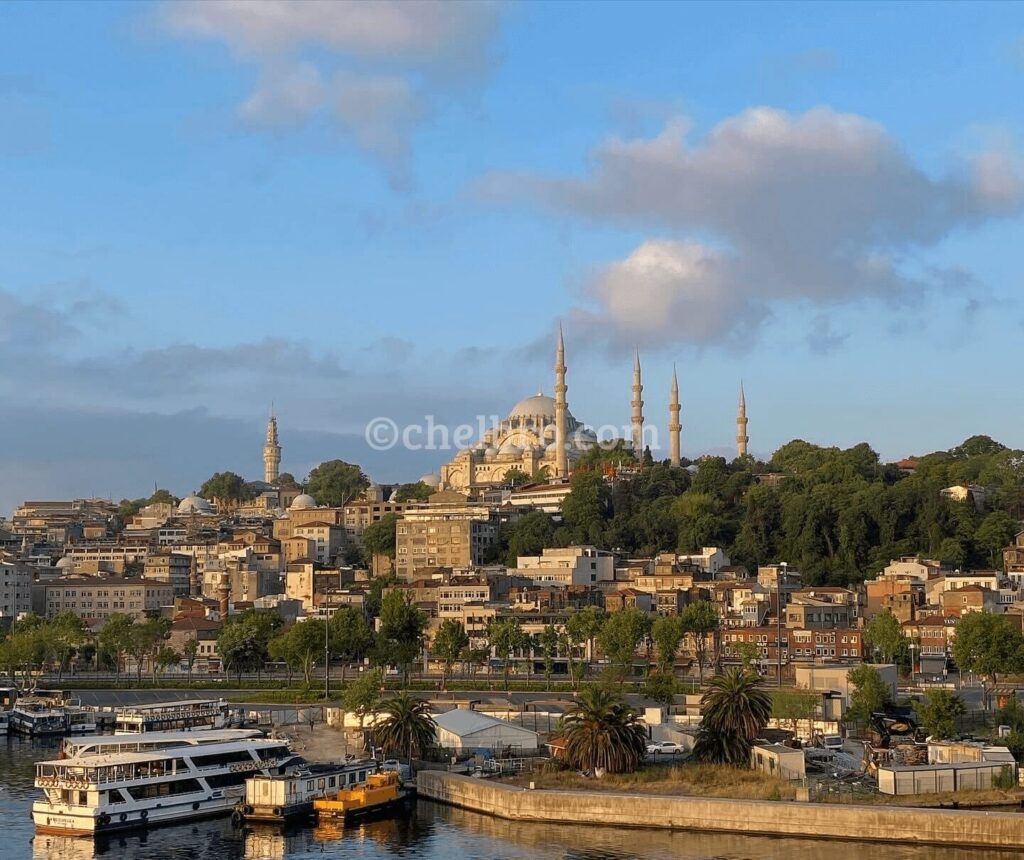 イスタンブールの金角湾メトロ橋から眺めるスレイマニエ・モスクとブルーモスク、トルコ一人旅の美しい景観