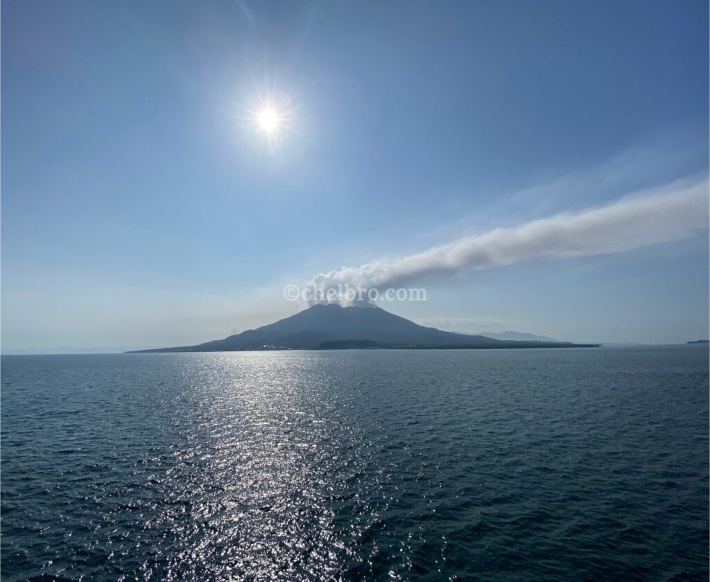 鹿児島県の桜島、雄大な火山と広がる自然の風景が印象的な一枚