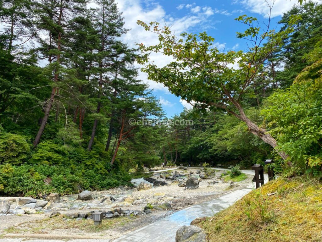 群馬県の草津温泉西の河原公園、自然と温泉が楽しめる憩いの場