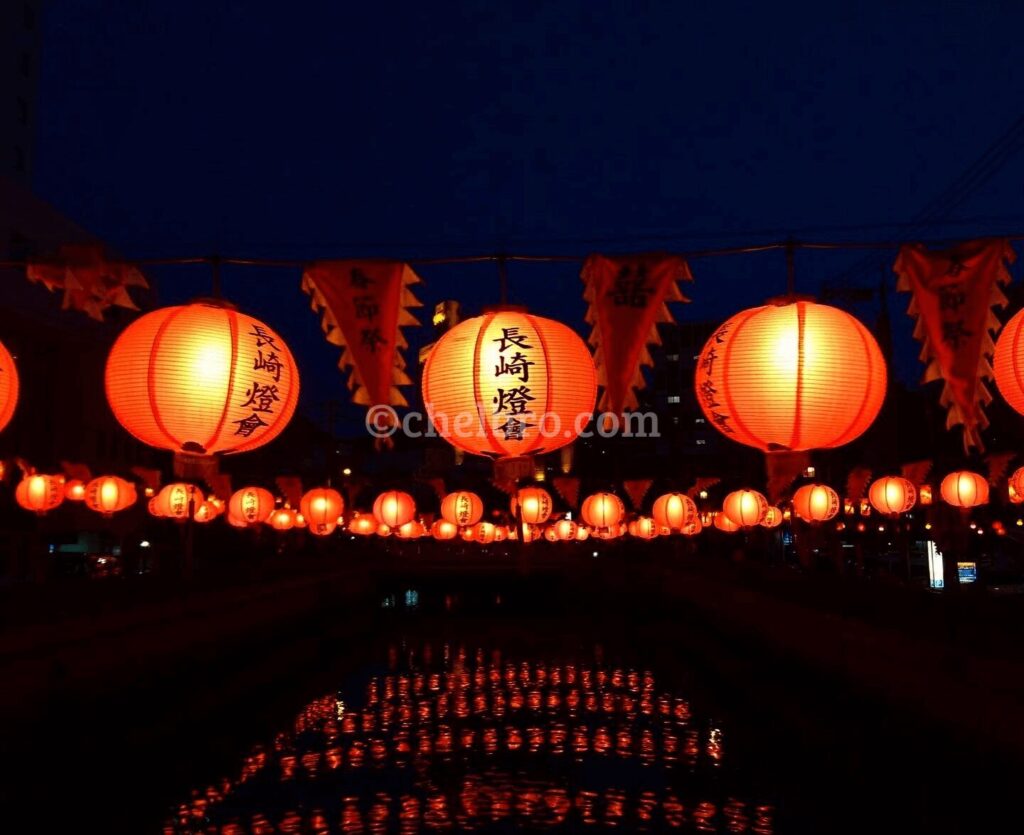 長崎県のランタンフェスティバル、夜空に広がる華やかなランタンが美しく輝く風景