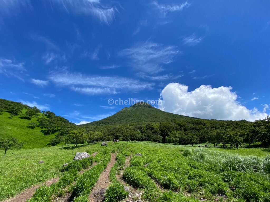 大分県の由布岳、四季折々の美しい風景が楽しめる雄大な山