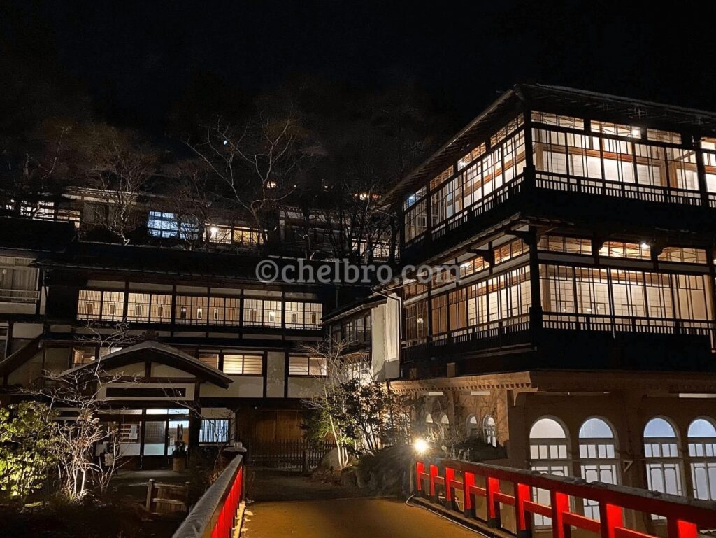 夜の群馬県・積善館、幻想的にライトアップされた歴史的建物