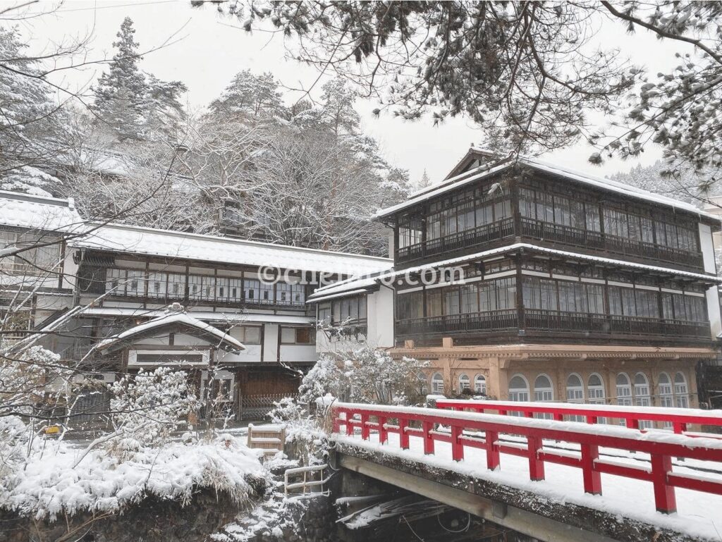 冬の群馬県・積善館、静かな雪景色を背景にした歴史的旅館