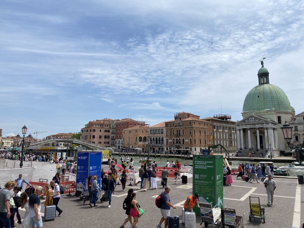 ヴェネツィア一人旅で撮影した駅前の風景