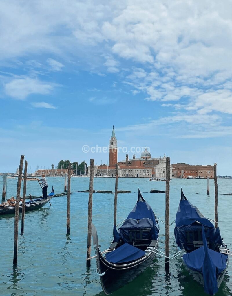 イタリア・ヴェネツィアの美しい風景、水路と歴史的な建物が織りなす光景