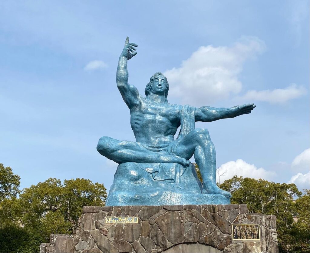 長崎県・平和公園にある平和祈念像の写真