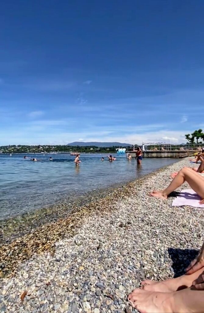 レマン湖では湖水浴や日光浴をしている人がたくさん