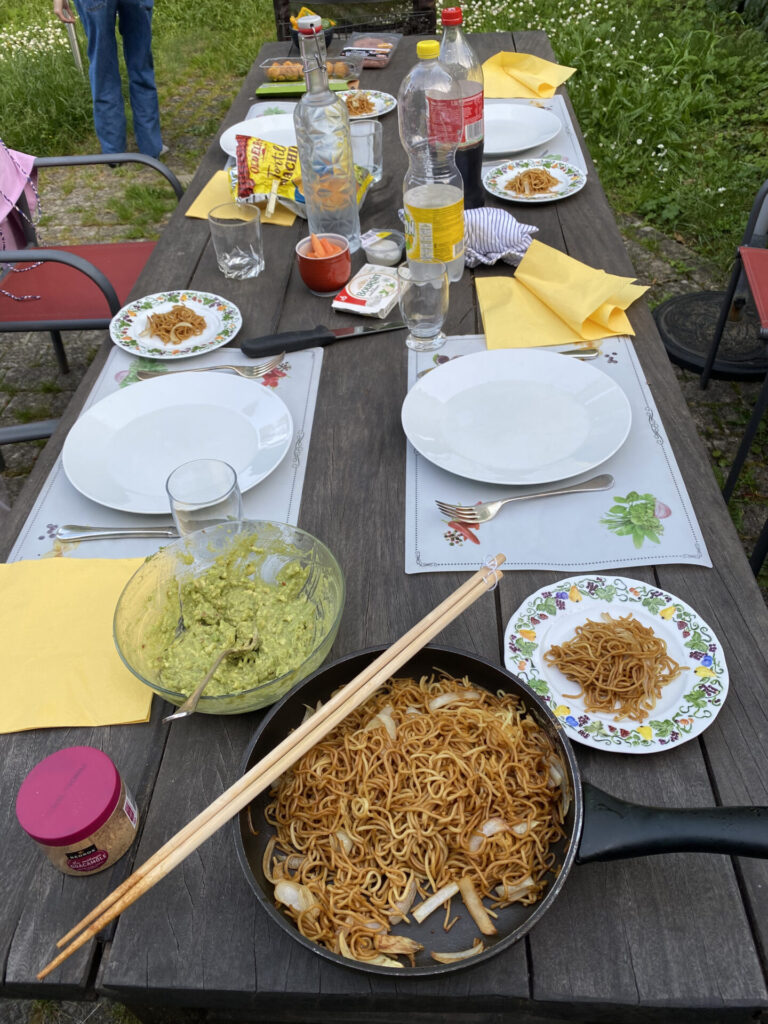 スイスでのバーベキュー体験、焼きそばを作りました