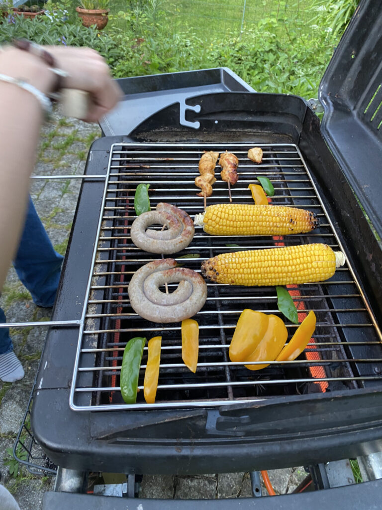 スイスでのバーベキュー体験、網の上に野菜やお肉がのっている