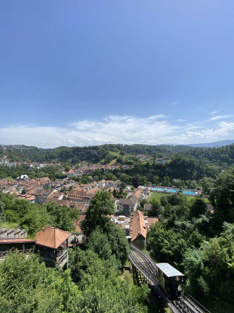 スイス一人旅で訪れたフリブール旧市街の街並み