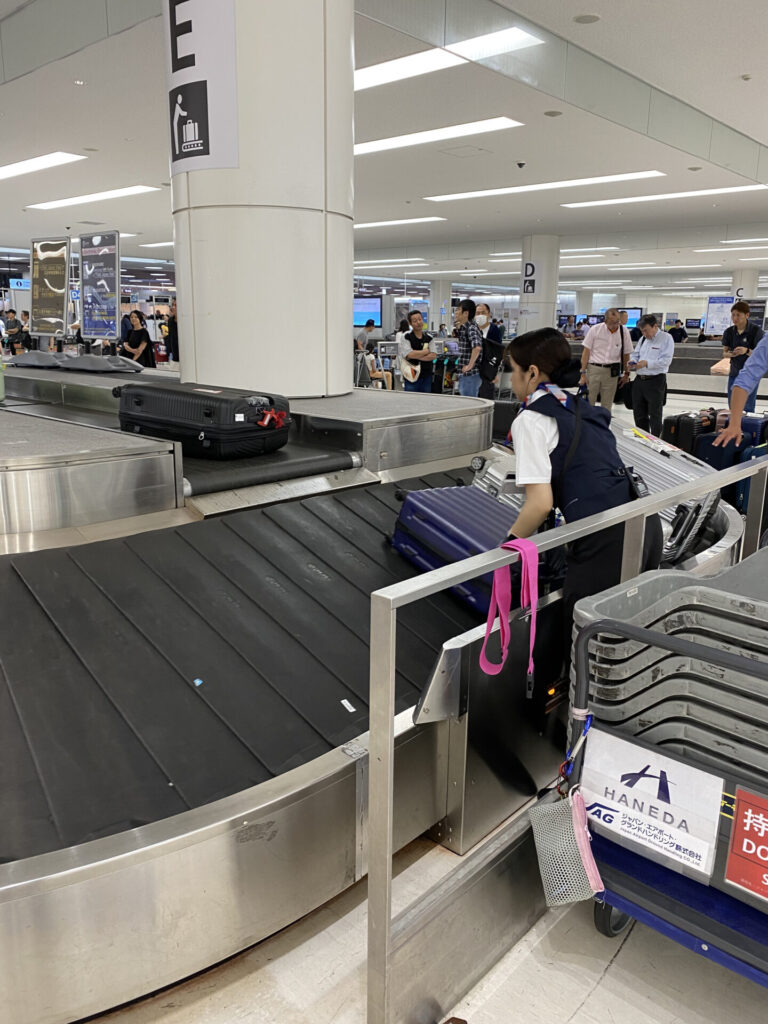 ヨーロッパ一人旅から帰国、羽田空港の荷物受取場の写真