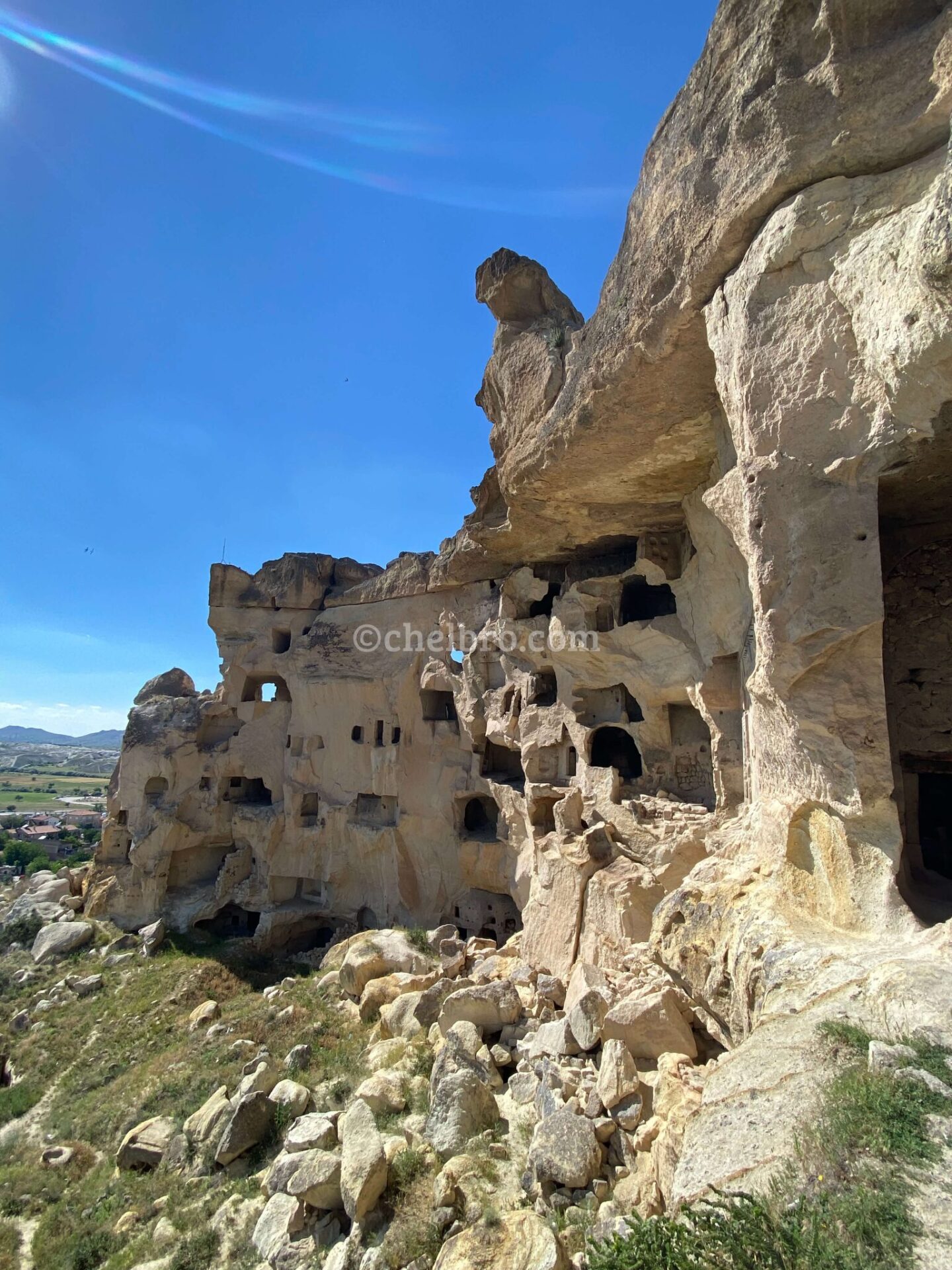 奇岩の村に息づく、古代の岩窟住居跡