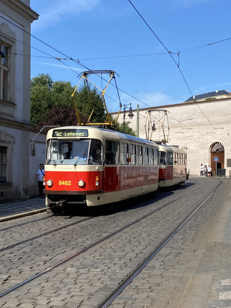 海外旅行の予定を立てるステップ1として交通手段を調べる、チェコの路面電車の写真